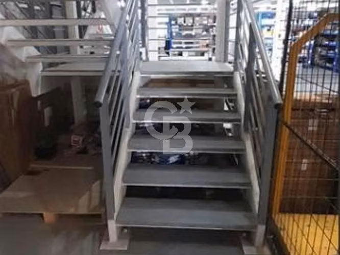 Gran bodega Industrial excelente conectividad