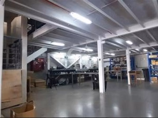 Gran bodega Industrial excelente conectividad