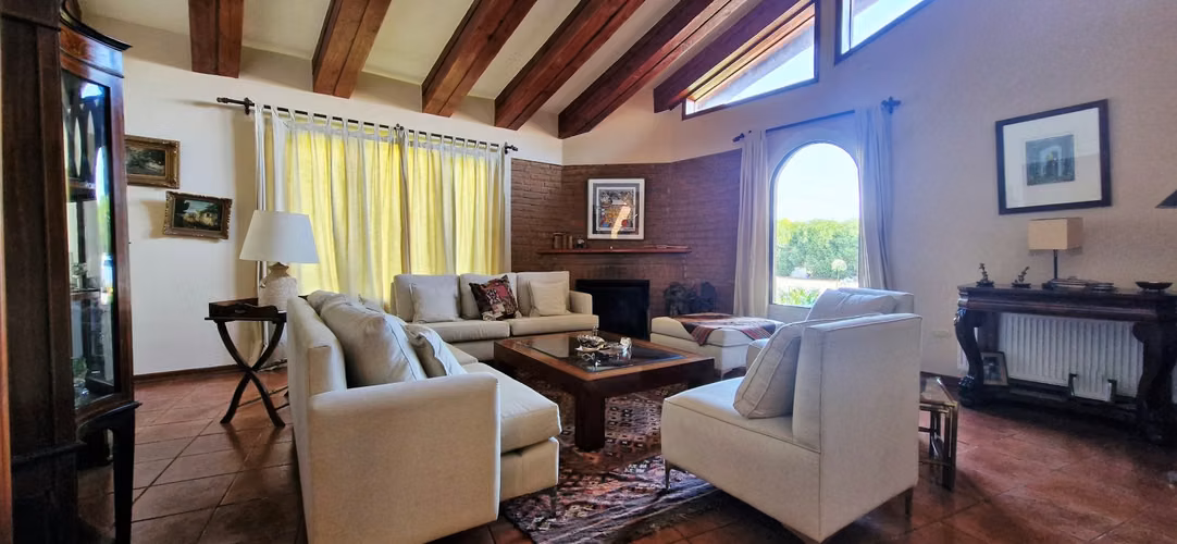 En venta hermosa casa  de 2 pisos, 310 m2., San Isidro, Quillota. 14.976 UF