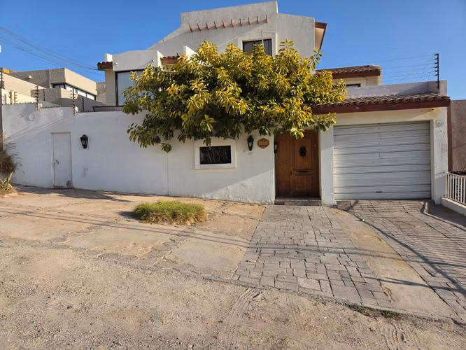 Amplia propiedad disponible para la venta en Jardines del Sur