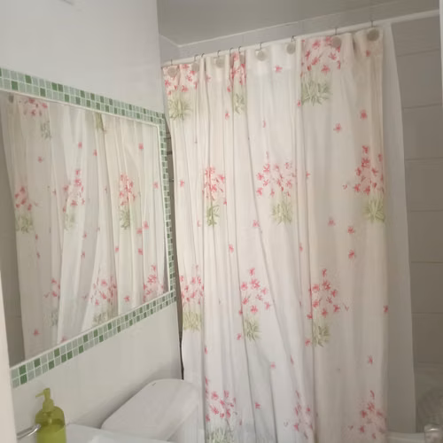 Habitación amoblada con WiFi y acceso a piscina – Excelente ubicación