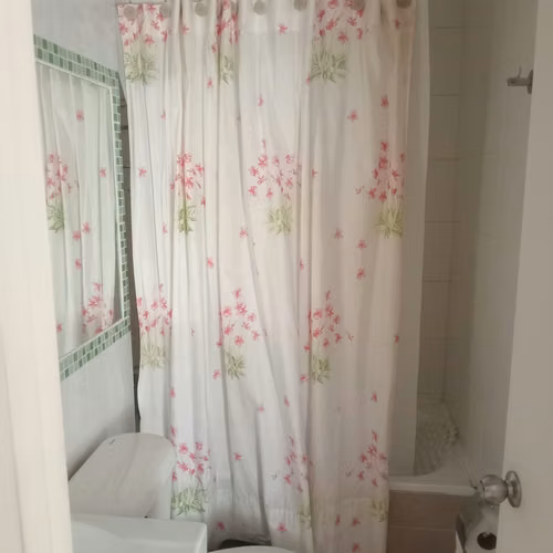 Habitación amoblada con WiFi y acceso a piscina – Excelente ubicación