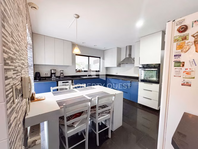 VENTA AMPLIA CASA 6D+4B CON PISCINA ANDALUE