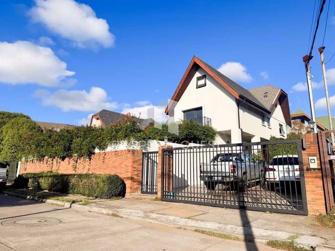 VENTA AMPLIA CASA 6D+4B CON PISCINA ANDALUE