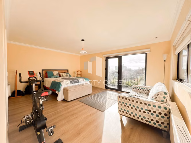 VENTA AMPLIA CASA 6D+4B CON PISCINA ANDALUE