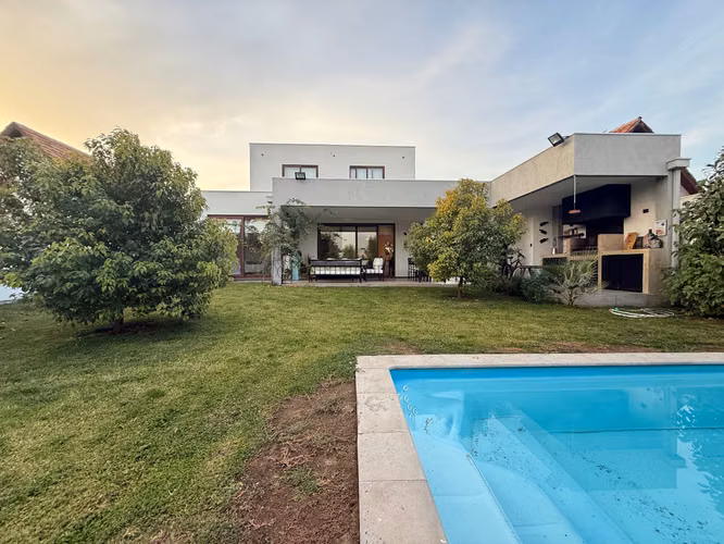Casa Amplia con Excelente Conectividad (167850)