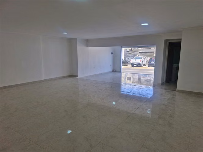 LOCAL COMERCIAL Tadeo Haenke con Genaro Gallo