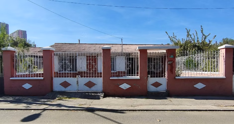 AMPLIA CASA EN PASAJE TRANQUILO FRENTE A PLAZA - Imagen 2