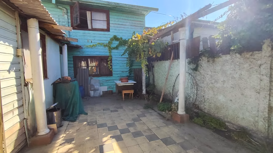 AMPLIA CASA EN PASAJE TRANQUILO FRENTE A PLAZA - Imagen 13