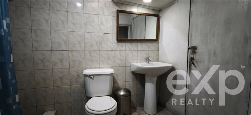 Casa en venta con local comercial y 14 dorm. en Maipú