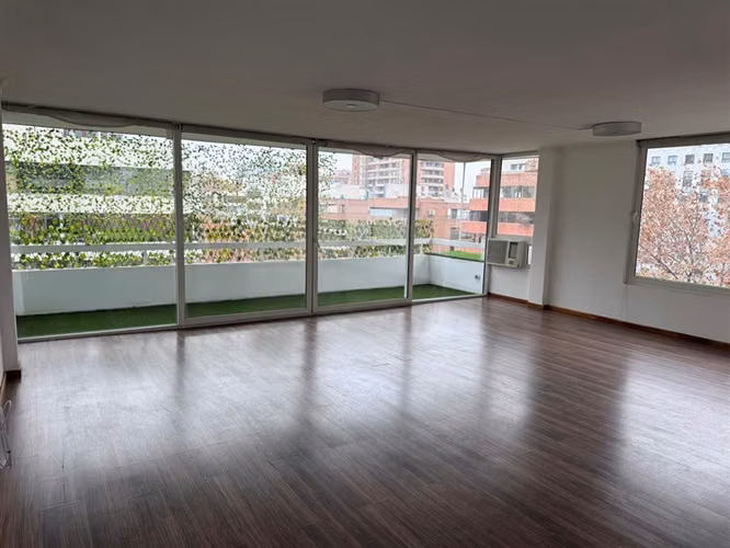 Recién remodelado, luminoso a pasos del metro el Golf