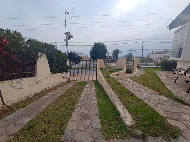 CASA EN AVENIDA GABRIELA MISTRAL:  5d 2b 8e