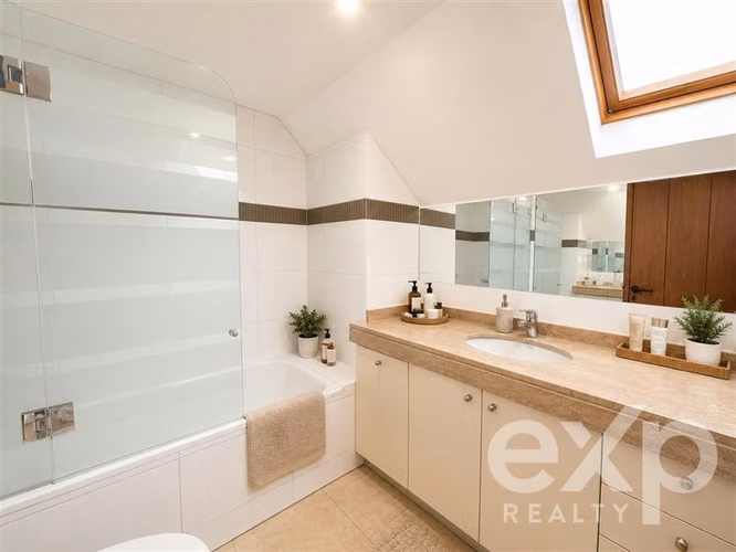Casa con Gran Terreno y Piscina El Huinganal - Imagen 18