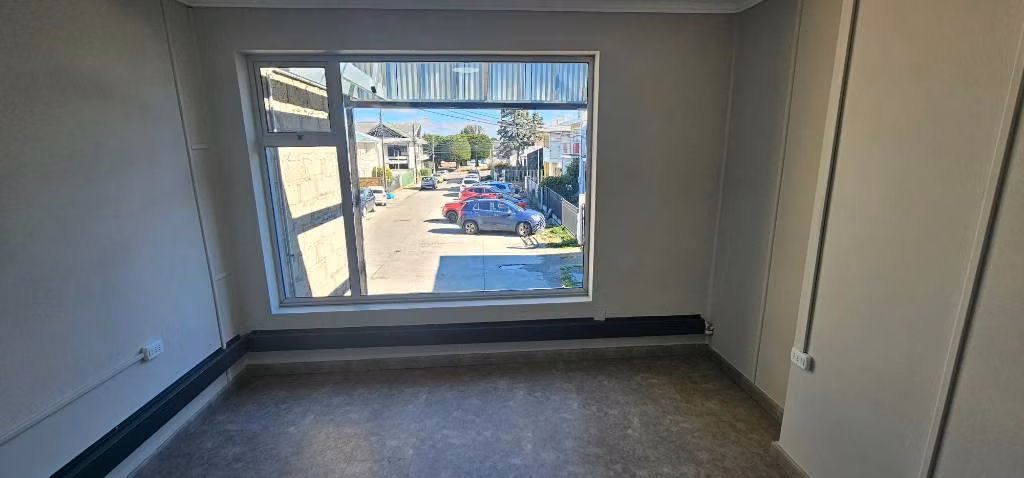 ARRIENDA OFICINA CON AMPLIO ESTACIONAMIENTO