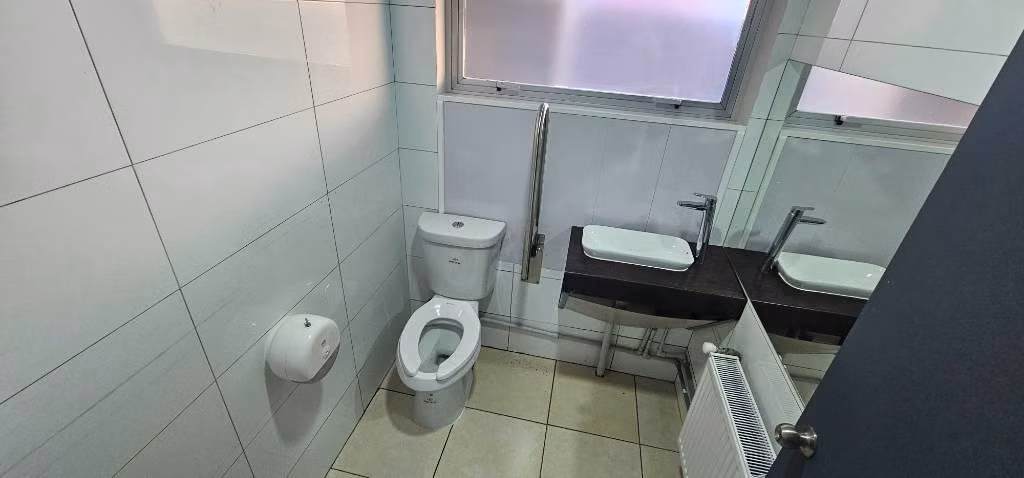 ARRIENDA OFICINA CON AMPLIO ESTACIONAMIENTO