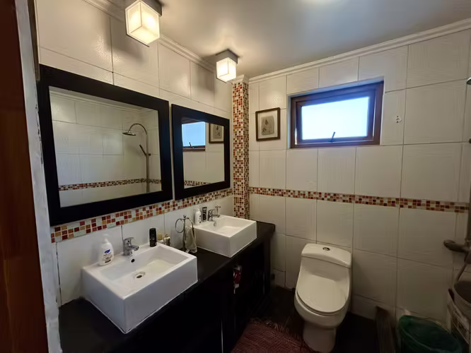 Parcela 5.200 m² con 2 casas en exclusivo condominio en Peñaflo,r piscina y amplias áreas verdes.