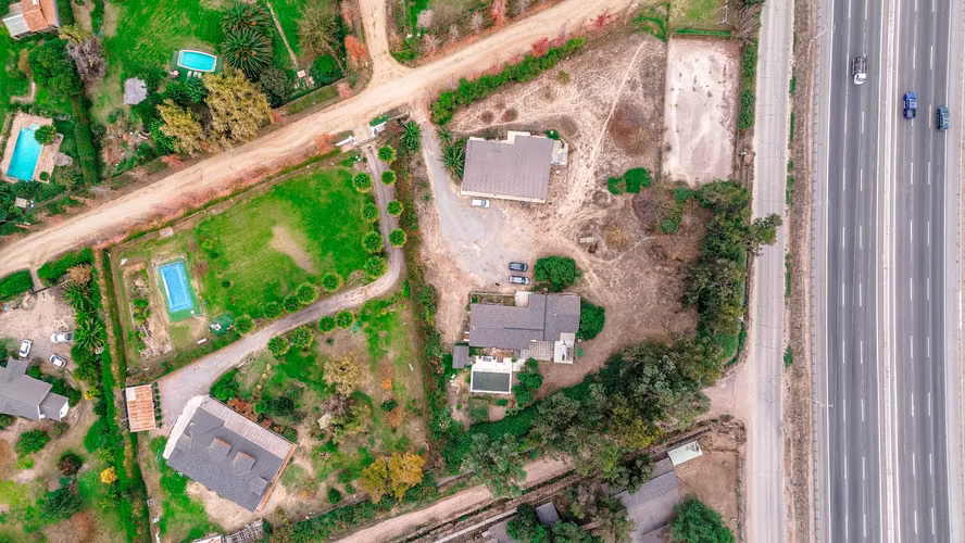 Parcela 5.200 m² con 2 casas en exclusivo condominio en Peñaflo,r piscina y amplias áreas verdes.