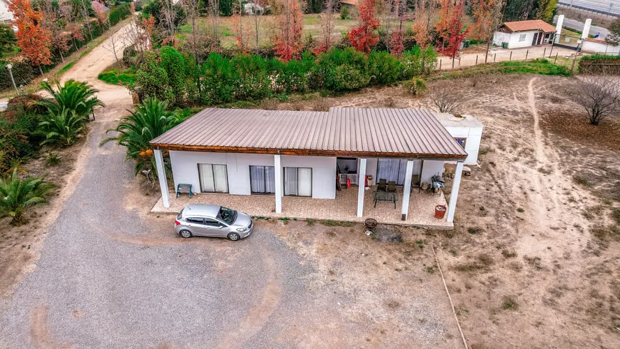 Parcela 5.200 m² con 2 casas en exclusivo condominio en Peñaflo,r piscina y amplias áreas verdes.