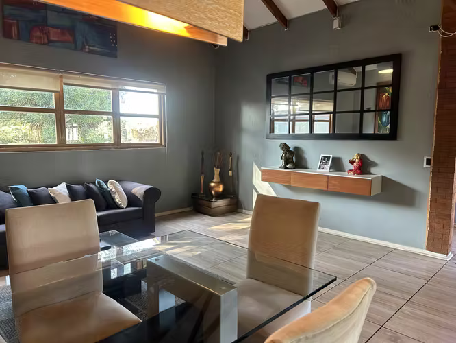Parcela 5.200 m² con 2 casas en exclusivo condominio en Peñaflo,r piscina y amplias áreas verdes.