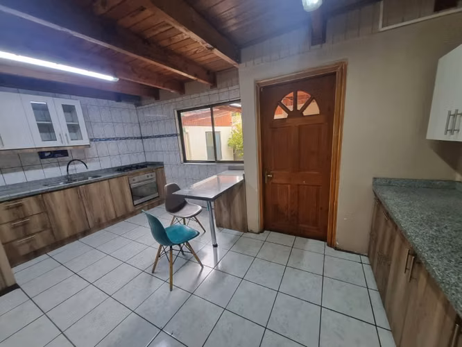 Arriendo amplia casa en Avda. Gabriela Mistral