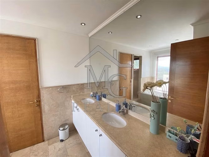 Casa en venta de 4 /5 dorm. en Piedra Roja Colina
