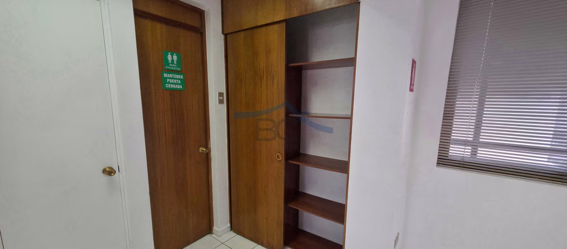 Se arrienda espaciosa oficina de 3 privados. (168282)