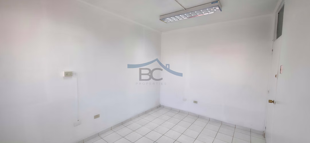 Se arrienda espaciosa oficina de 3 privados. (168282)