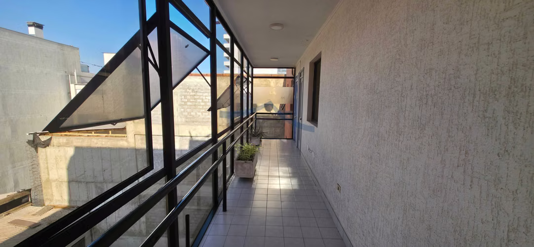 Se arrienda espaciosa oficina de 3 privados. (168282)