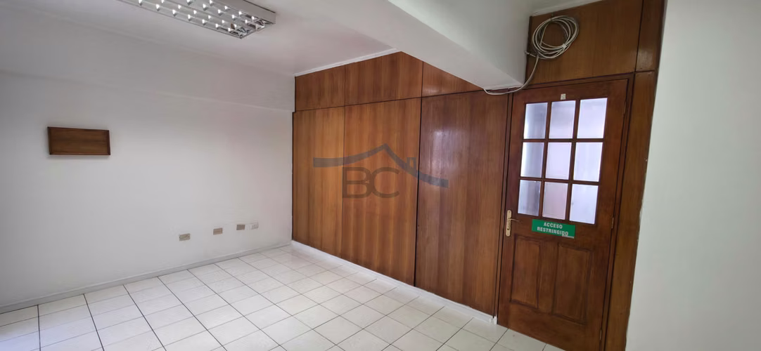 Se arrienda espaciosa oficina de 3 privados. (168282)