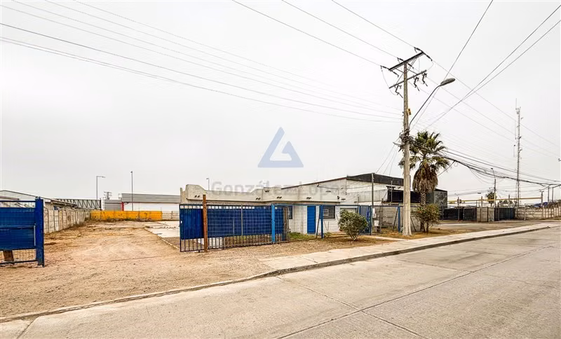 Patio Industrial 1.100 m con Oficinas Coquimbo