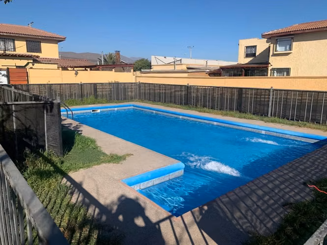 VENTA DE CASA EN CONDOMINIO EN AV. GUILLERMO ULRIKSEN