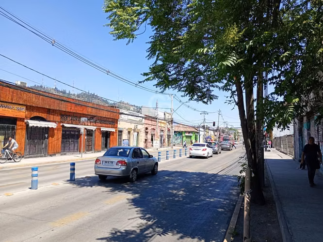 Casa con Local Comercial Metro Eistein