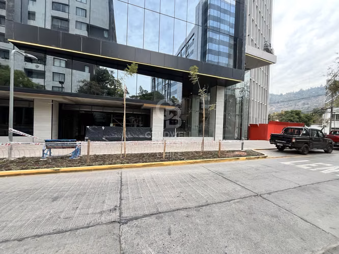 Locales Comerciales en placa de Edificio Corporativo