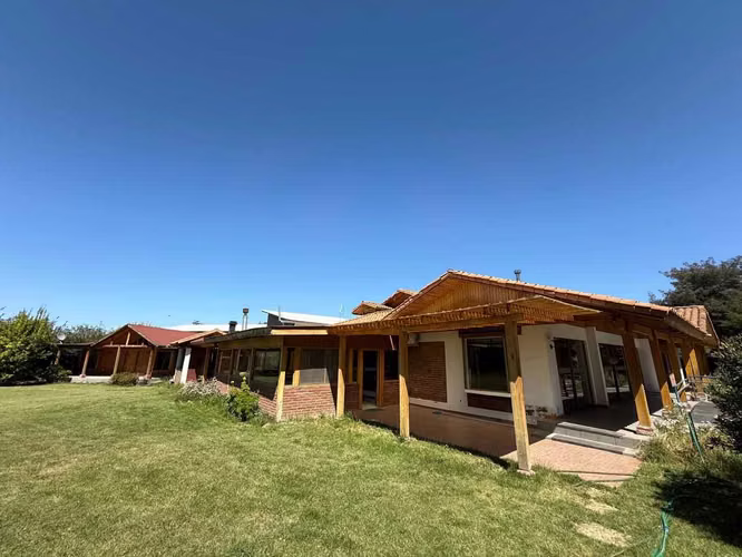 Amplia casa en Linderos con Bodega de 500m2. (168362)
