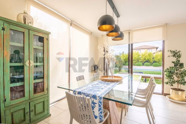 Impecable casa en condominio chicureo