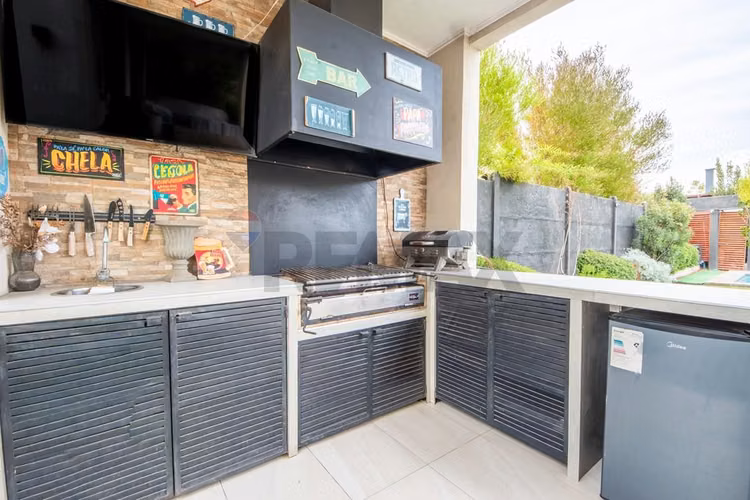 Impecable casa en condominio chicureo