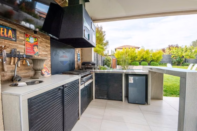 Impecable casa en condominio chicureo