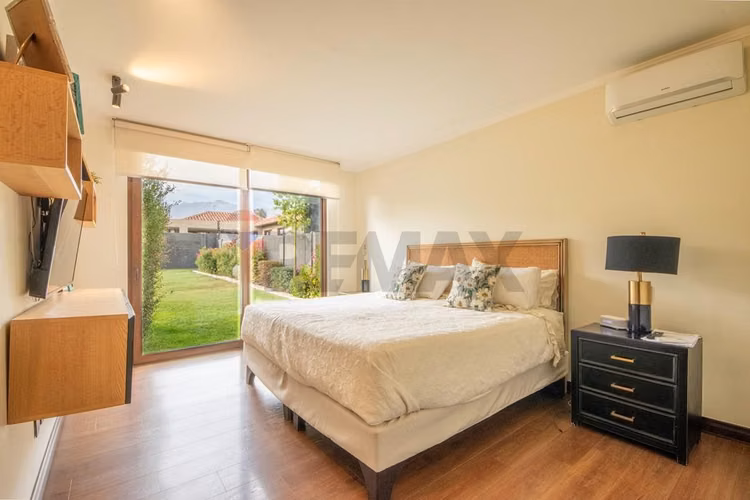 Impecable casa en condominio chicureo