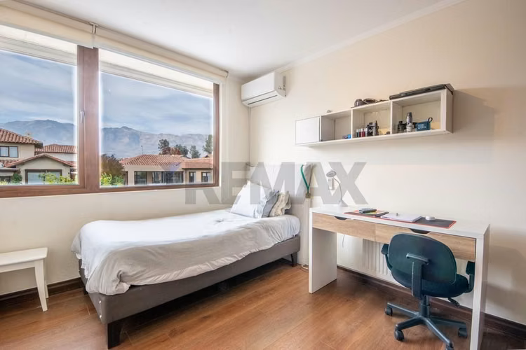 Impecable casa en condominio chicureo