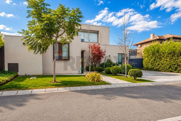 Impecable casa en condominio chicureo