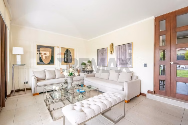 Impecable casa en condominio chicureo