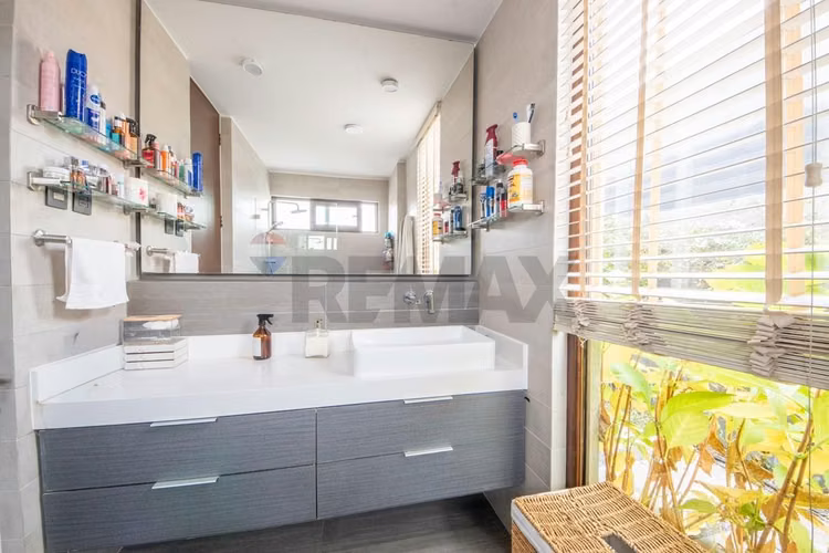 Impecable casa en condominio chicureo