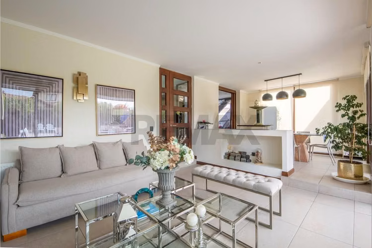 Impecable casa en condominio chicureo
