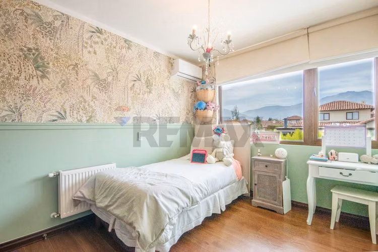 Impecable casa en condominio chicureo