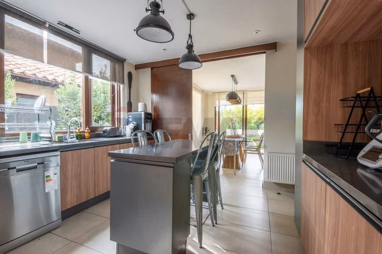 Impecable casa en condominio chicureo