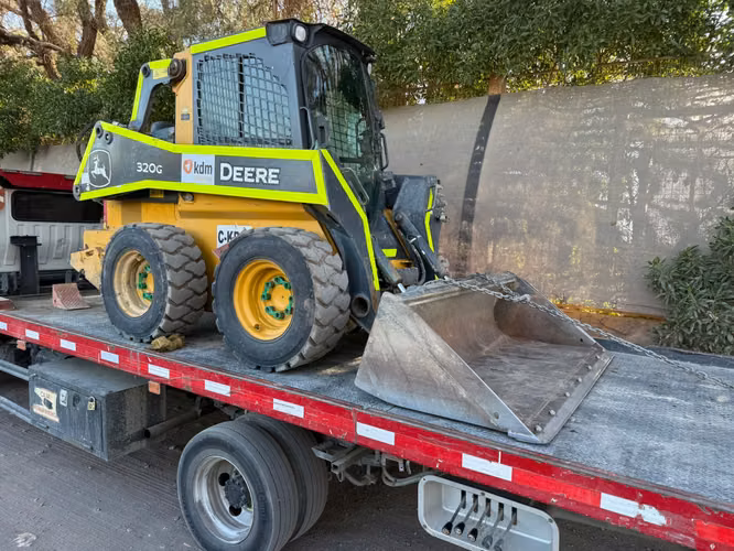 se vende minicargado jhon deer 320 g