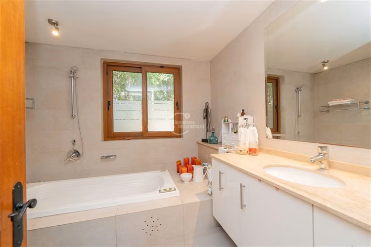 Casa en venta de 5 dorm. en Las Condes