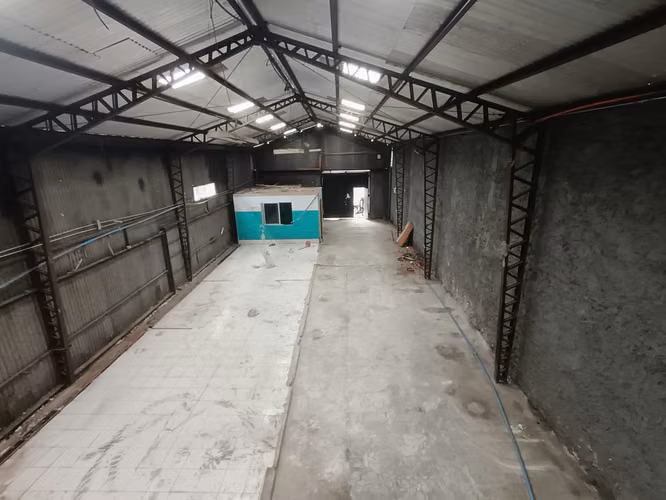 Amplio galpón comercial e industrial