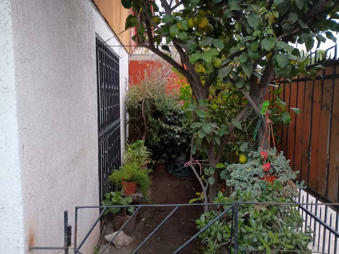 Vendo casa con 3 dormitorios 1 baño cocina, comedor, sala de star. est 3 vehículos.