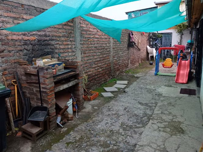 Vendo casa con 3 dormitorios 1 baño cocina, comedor, sala de star. est 3 vehículos.